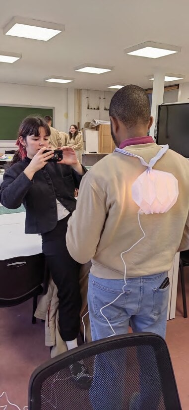 Présentation du prototype lumineux porté, inspiré des origamis, devant les organisatrices du concours