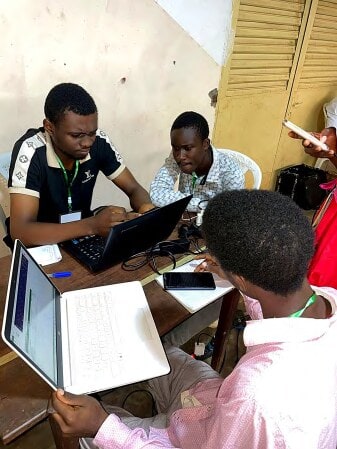 Équipe d'étudiants travaillant sur ordinateurs pendant le sprint d'innovation