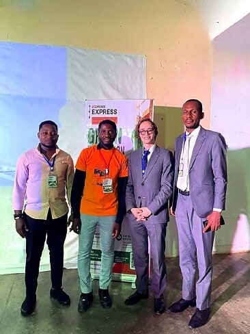 Devant le stand officiel du Green Hackathon avec un membre du jury