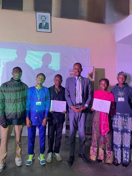 La Green Dream Team, certificats en main, devant le stand officiel
