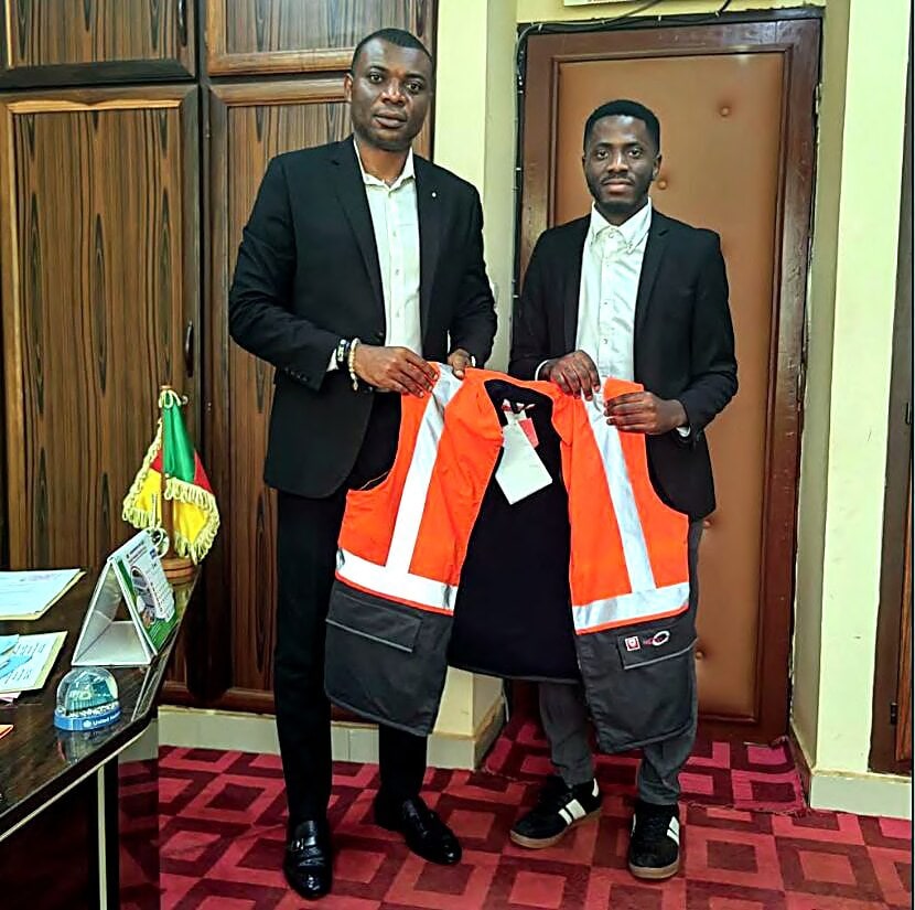 Audience officielle à la Mairie de Yaoundé II : le Maire et Gédéon Tchuisseu présentant les équipements de l'Opération Quartier Propre