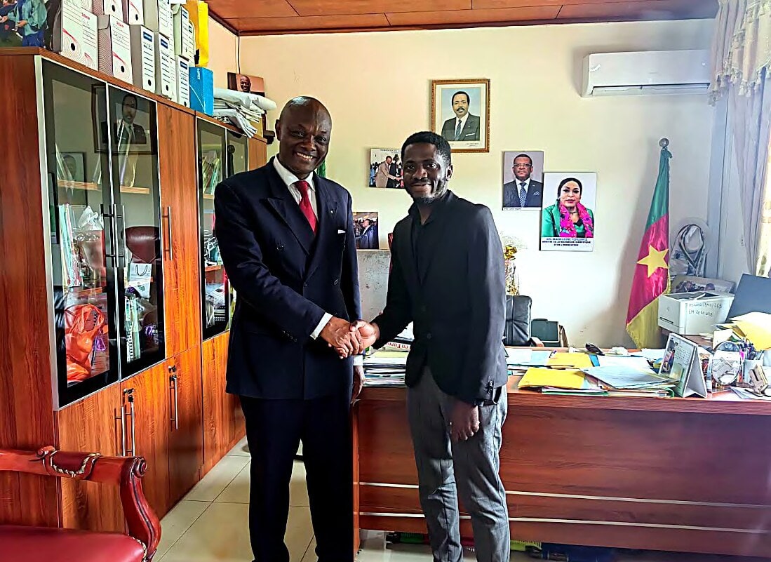 Poignée de main au MINRESI entre le Professeur Eddy L. M. Ngonkeu et Gédéon Tchuisseu