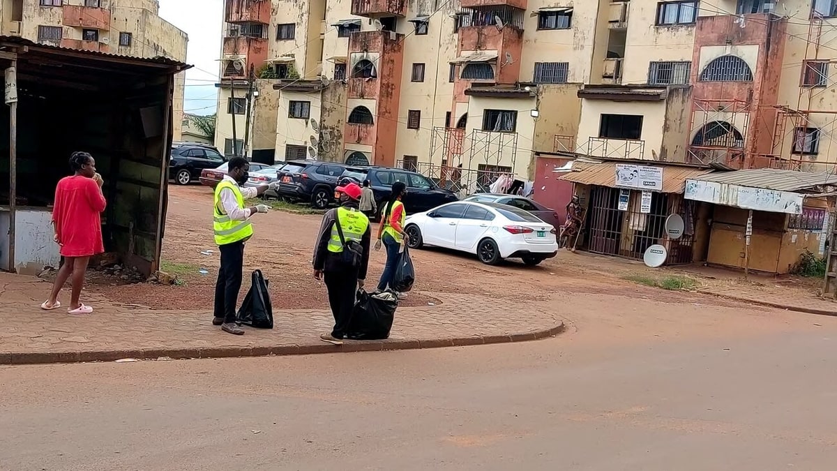 La chaîne des bénévoles progresse dans les rues, la ville de Yaoundé en toile de fond
